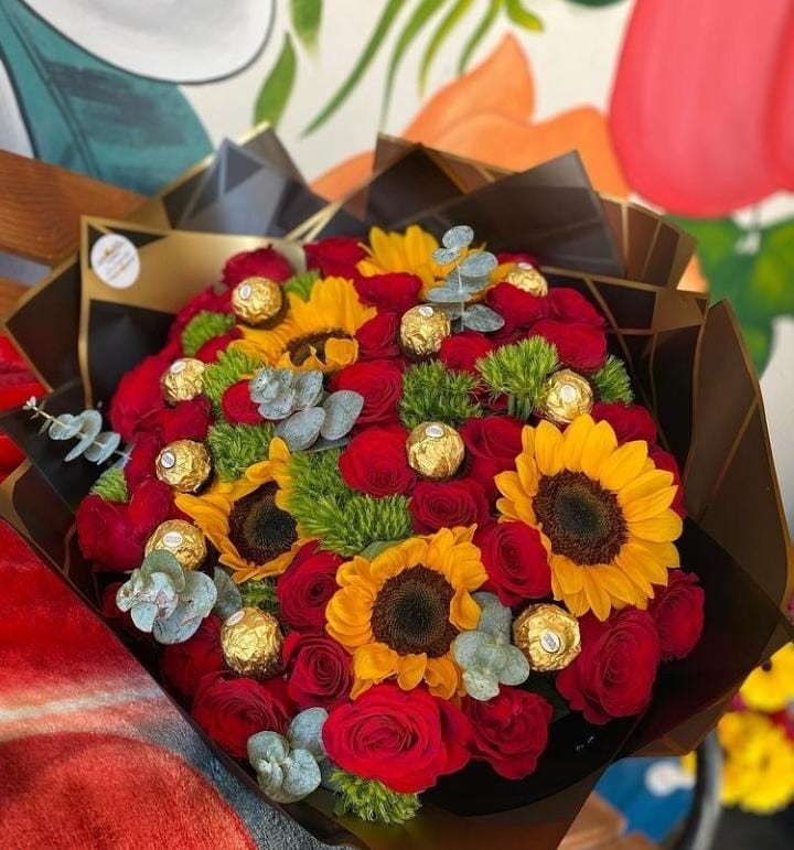 BOUQUET DE GIRASOLES Y ROSAS